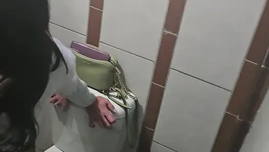 Настоящая милфа снова принимает член в ванной!