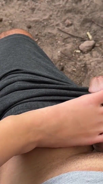 Avrunkning från en söt främling i skogen. Sperma på fötter. Vita tingspikar | Klippa 1