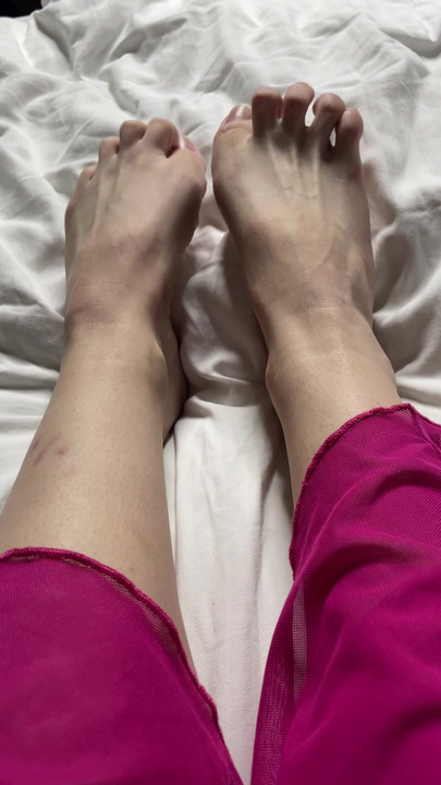Foot Fetish Tease - Close-Up Toe Wiggle!