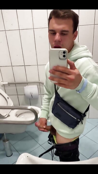 I Can't Miss the Opportunity to Masturbate in Toilet