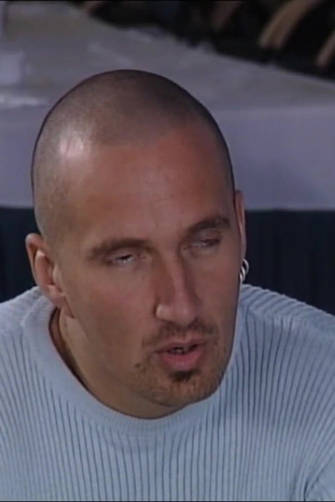 Tante seksi rambut pirang yang lagi sange berat ini ngentot memeknya habis-habisan sampai dia mengerang keenakan