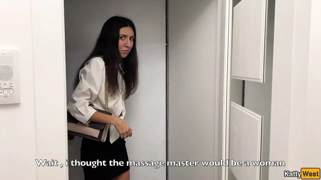 已婚女孩在桌子上和按摩师给丈夫戴绿帽