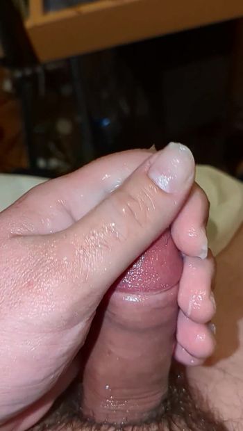 Un piccolo cazzo esplode di sborra durante la sessione veloce di masturbazione