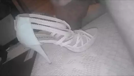 Boşalmış ıslak topuklu ayakkabılar