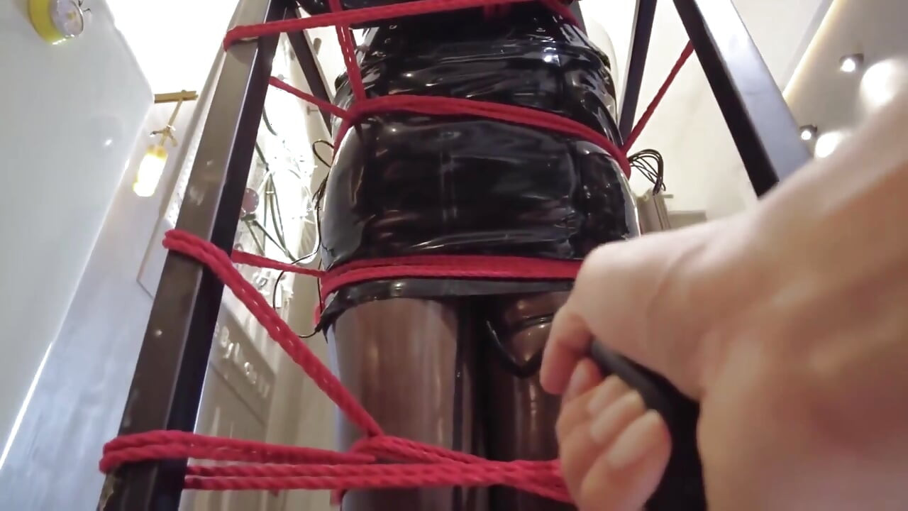 Mz32 - amarrado dentro de um dispositivo de metal, atingindo um clímax vibrador.