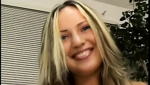 Blondine lutscht und fickt in einem heißen pOV-video
