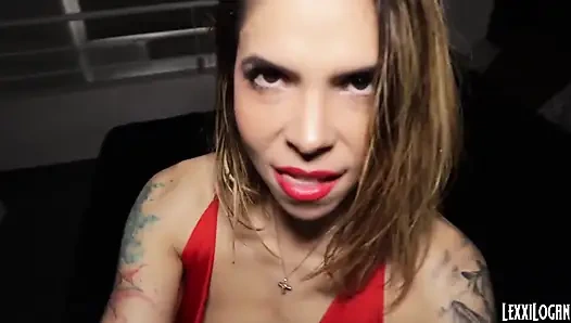 Sürtük kız arkadaşım yarağımı emmek için beni odasına çağırıyor - ağzına boşalma