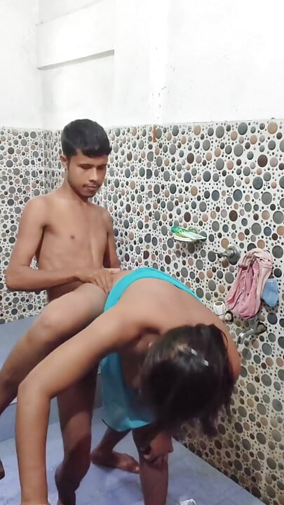 Novia en el baño, sexo estilo perrito