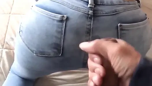 Ich bekomme große cumshots in meine behaarte muschi und in meinen arsch mit meiner jeans an