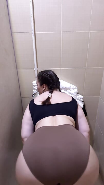 Masturbando em um banheiro público em uma boate