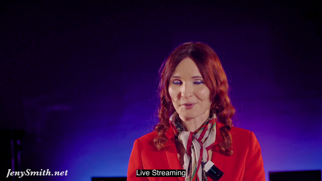 治疗不安全：她在中途脱衣服