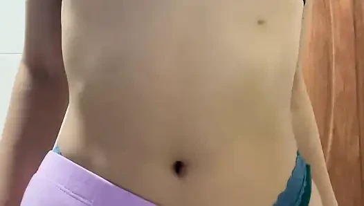 Stiefschwester schickt mir ein Video im Schlafanzug, in dem sie masturbiert