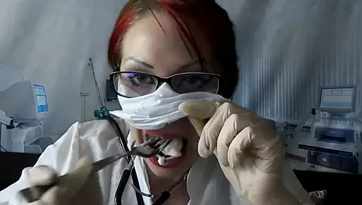 Dokter makan pakai masker medis dan sarung tangan