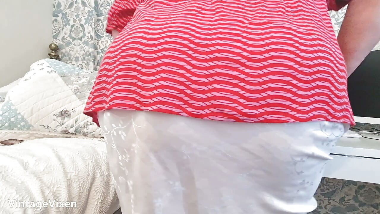 成熟女士需要你掀起她的復古襯裙，舔她的老騷穴