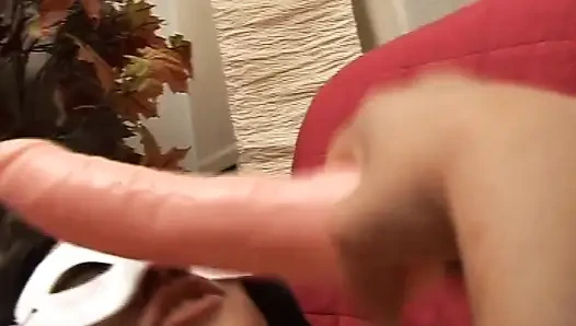 Gadis asia toket besar bertopeng mengisap kontol memek