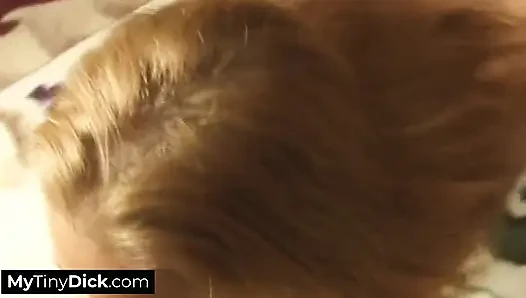 Cewek rambut pirang dengan tubuh aduhai ini lagi asik nyepong kontol kecil