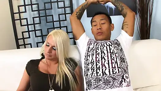 Blondine mit dickem hintern bekommt ihre enge muschi gefickt