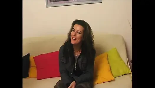 Brunette cantik dan pemalu melepas pakaian di depan kamera