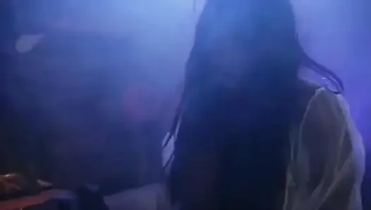 İki kaslı adam siyah amcığı sikiyor