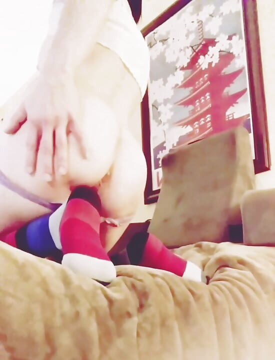 Gooner slutty milf playing up close for you