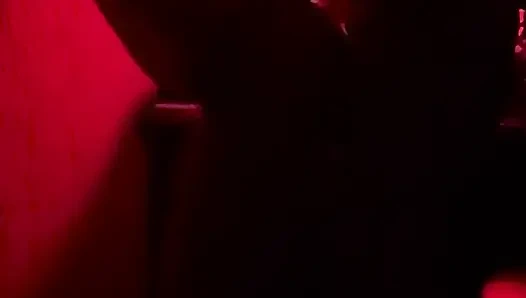 Kırmızı odada yoğun Romalı seks sakso çektikten sonra döllenmeye yol açıyor