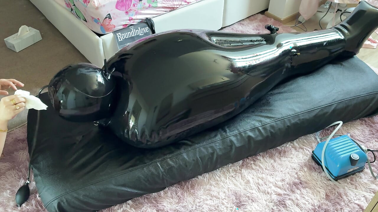 Esposa vuelve loco a su marido con ESTIM en inflable de látex bondage bag - exreme edging. Respiración restringida amordazada