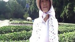 O femeie matură care conduce o plantație de ceai în Shizuoka a decis să apară într-un film av acum câțiva ani