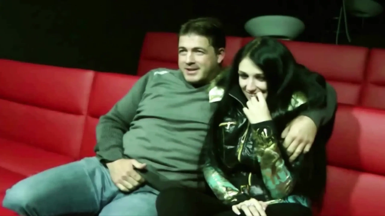 这个法国宝贝在电影院里得到了大量精液