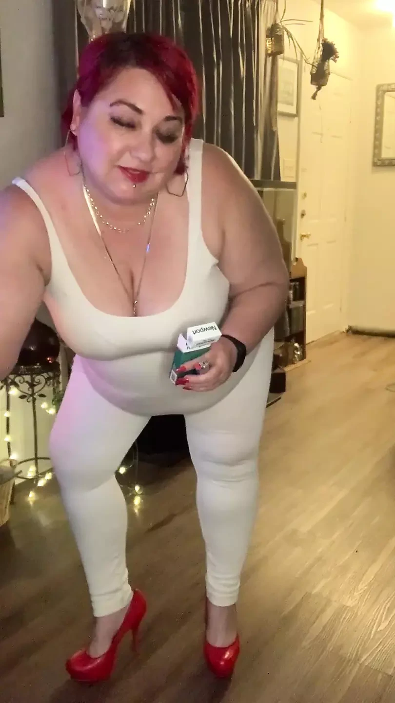 穿着红色高跟鞋的浓烟美女