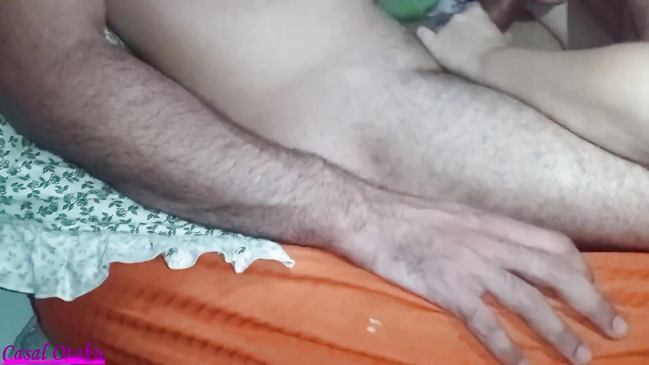 Corno filmando esposa levando seu amante na cama e fazendo dele um observador