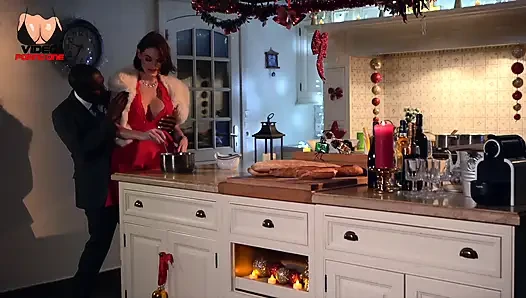 Её жёстко трахают на кухне в канун Рождества!