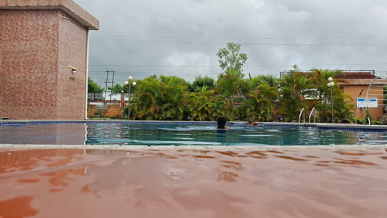Esperma boiando na piscina, sexo duro na água, duplo orgasmo
