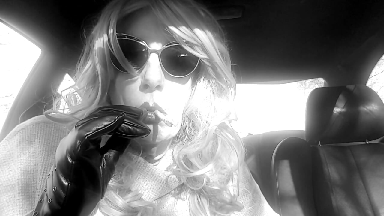 MATURE CD BLONDE SMOKING VS 120s AND APPLYING RED LIPSTICK
