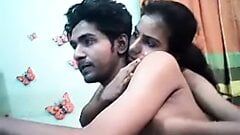 Pasangan muda desi India berkongkek penuh pada kamera web