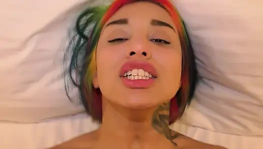 Eine alternative teenie-schlampe in einem Barbierock ficken