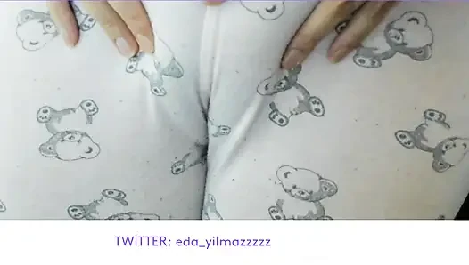 CAMELTOE- MEMEK BENGKAK- MASTURBASI DENGAN PIYAMA