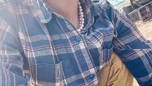 Kamyon tekerleğinin yanında yere işiyor