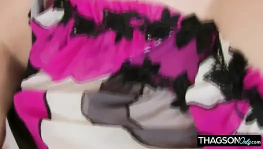 Brünettes schätzchen fingert sich in strümpfen bis zum orgasmus