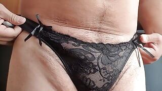 Dildo si arrapa e sborra in lingerie sexy nera