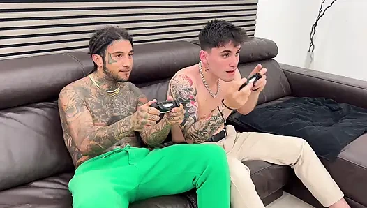 İtalyan göğüslü MILF ile Vahşi Üçlü Çok Çekici - Silvia Preslar