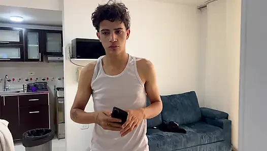 Meine junge stiefschwester ist gierig nach meinem großen schwanz und hebt mich mit einem leckeren blowjob an