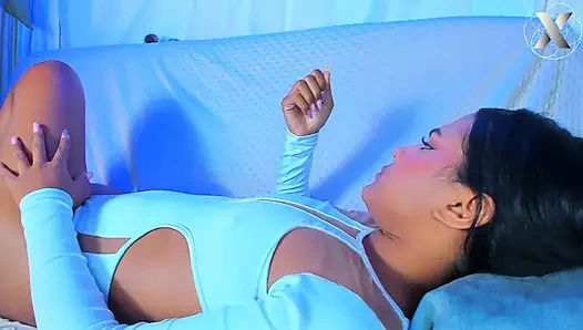 Pertemuan lesbian pertama: pacar saya mengajari saya cara makan vagina dengan benar dengan lidah yang cepat