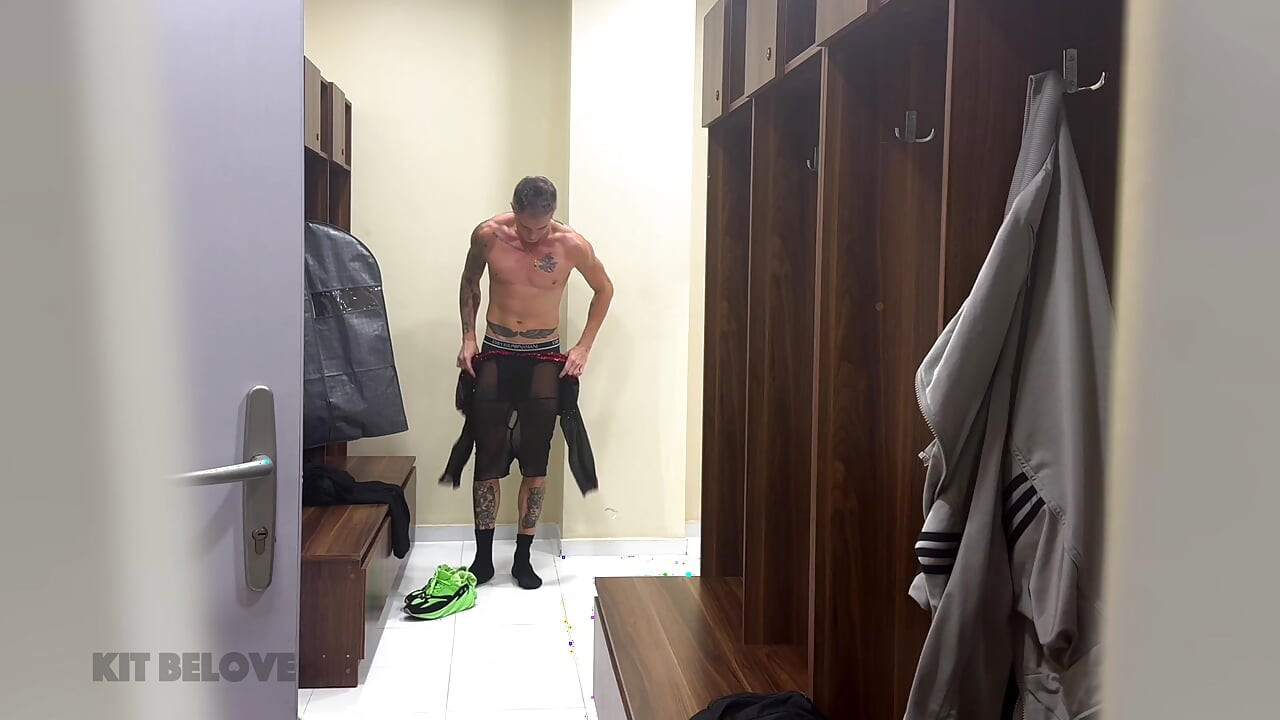 Un bărbat a futut o dansatoare de bal în toaletă