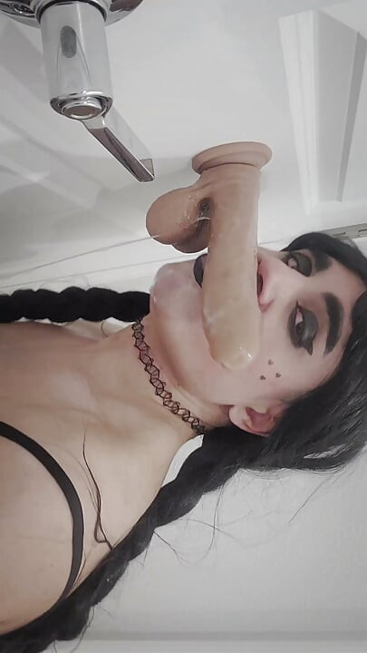 Sissy gothique qui s'enfonce une gorge profonde sur un gode
