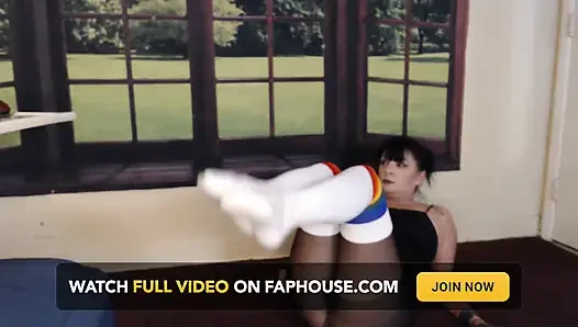 Latihan pakai kaus kaki berlapis sambil pakai stoking tembus panik