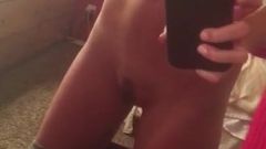 Rubia perfecta modelo selfie desnuda en espejo
