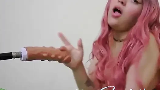 Video lengkap gadis hot ini lagi asik mainin memeknya pakai lilin dan sepong kontol