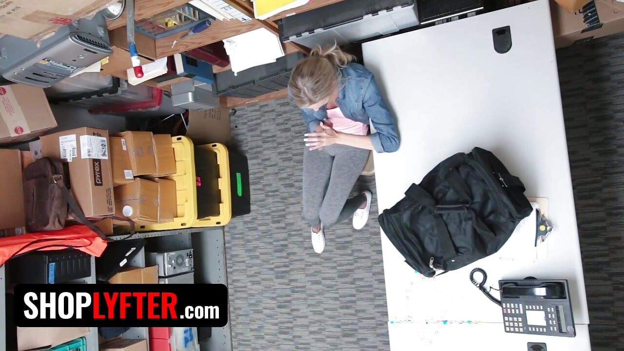 Shoplyfter - 瘦弱的金髮小可愛Emma Hix把她的貓咪交給保安以擺脫麻煩