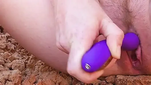 Рыжая трахается в задницу и киска сквиртует повсюду