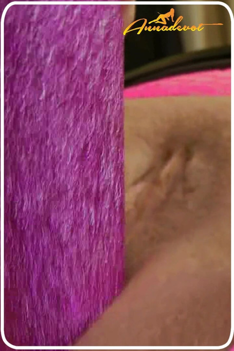 Eu dedo e fodo a minha cona BBW depilada com um dildo, o que mais hei de fazer quando estou sempre com tesão?